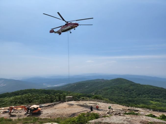 Helipad replacement on Kum-O Mountain with a helicopter lifting materials